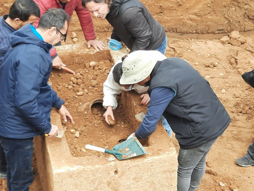 Temel kazısında lahit ortaya çıktı, arkeologlar açıklama yapmadan götürdü - Resim: 3