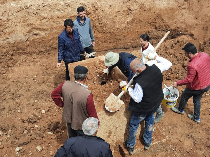 Temel kazısında lahit ortaya çıktı, arkeologlar açıklama yapmadan götürdü - Resim: 1