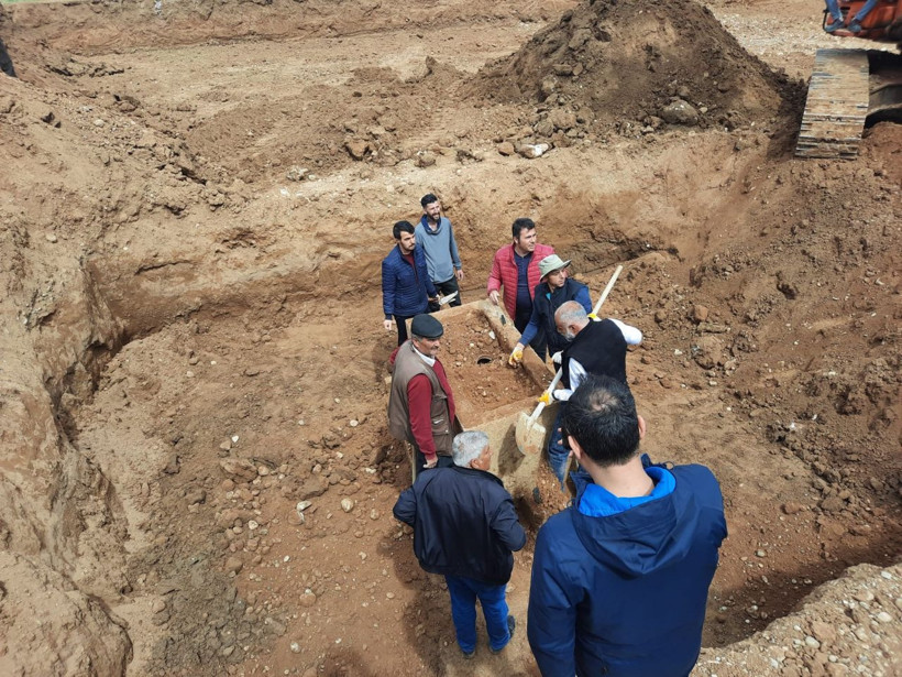 Temel kazısında lahit ortaya çıktı, arkeologlar açıklama yapmadan götürdü - Resim: 2