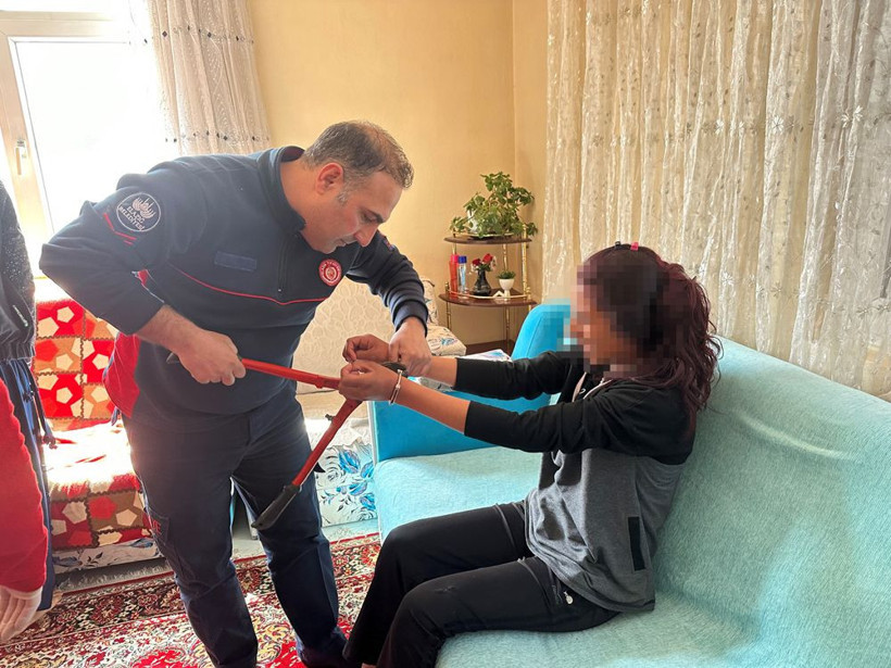 Oyun oynarken eline taktı bir daha çıkartamadı! Ekipler seferber oldu bir saat boyunca... - Resim: 1