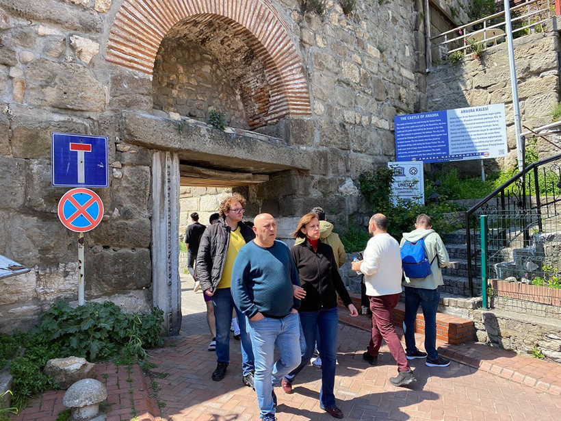 6 bin nüfuslu ilçenin nüfusu 60 bini aştı! İğne atsan yere düşmüyor.. - Resim: 3