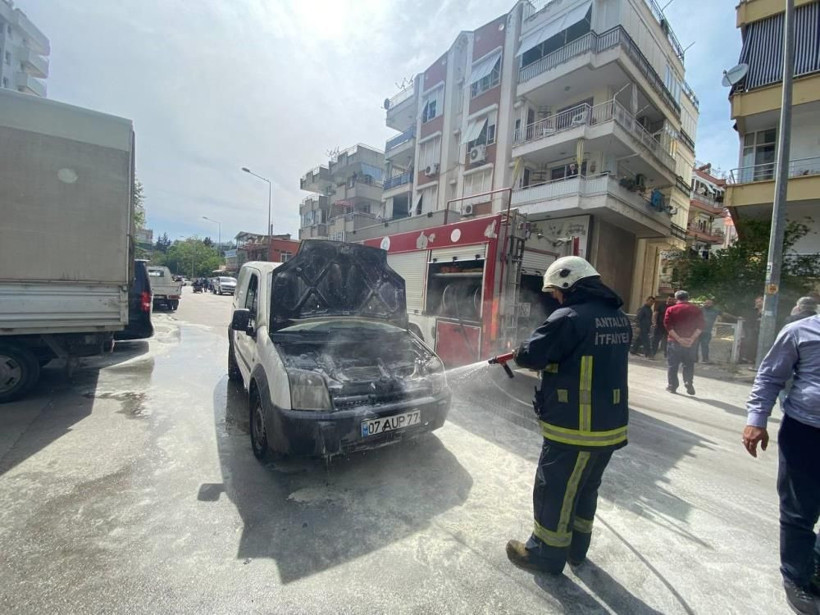 Emanet aldığı otomobil kullanılamaz hale geldi! Çıkan yangın hortum ile söndürüldü - Resim: 3