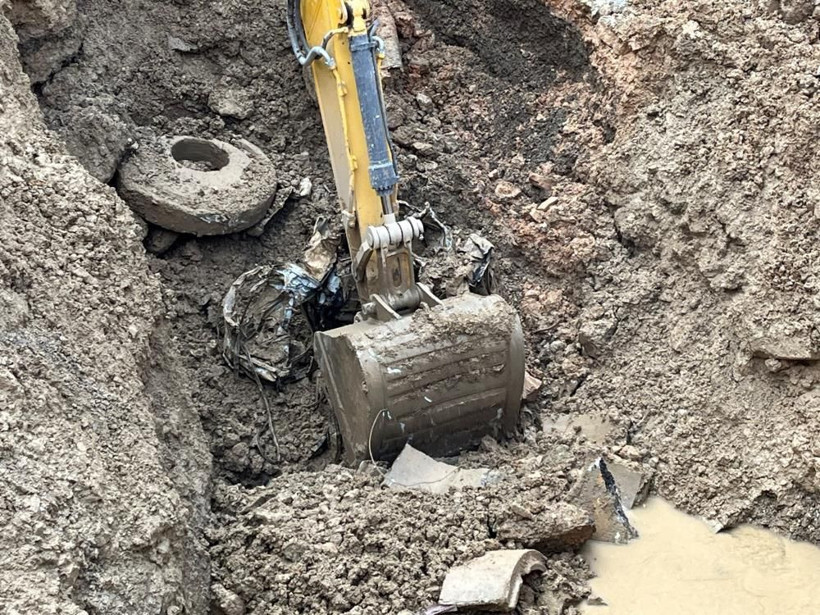 Ankara'yı sel vurdu! Logar kapağına takıldı, kanalizasyona düştü: Hurdaya dönen otomobil böyle çıkarıldı! - Resim: 2