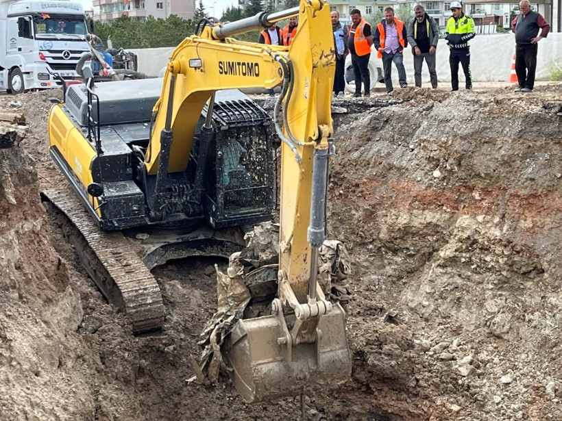 Ankara'yı sel vurdu! Logar kapağına takıldı, kanalizasyona düştü: Hurdaya dönen otomobil böyle çıkarıldı! - Resim: 3