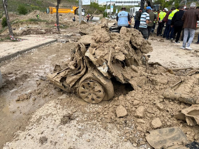 Ankara'yı sel vurdu! Logar kapağına takıldı, kanalizasyona düştü: Hurdaya dönen otomobil böyle çıkarıldı! - Resim: 4