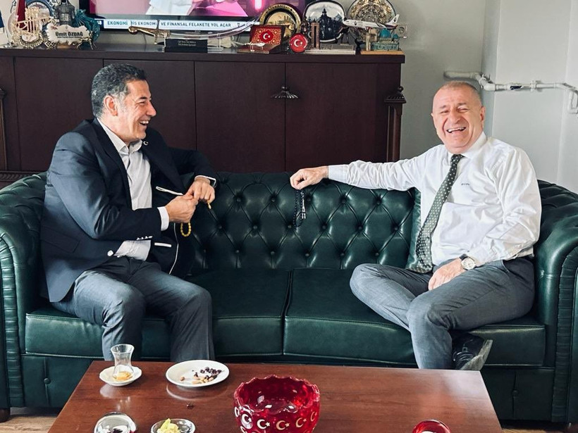 Ümit Özdağ kahkaha atarken basın danışmanı gözyaşlarıyla toprağa verildi! Törene katılmadı... - Resim: 1