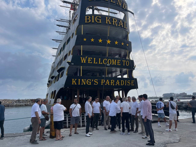 5 katlı tur teknesini gören inanamıyor! İçine bakın 1,5 yılda inşa edildi - Resim: 1