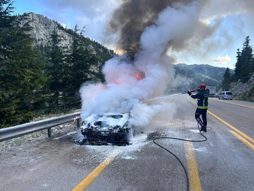 Antalya’da hareket halindeki otomobil alev alev yandı! Hurdaya dönen araç kullanılamaz hale geldi - Resim: 1