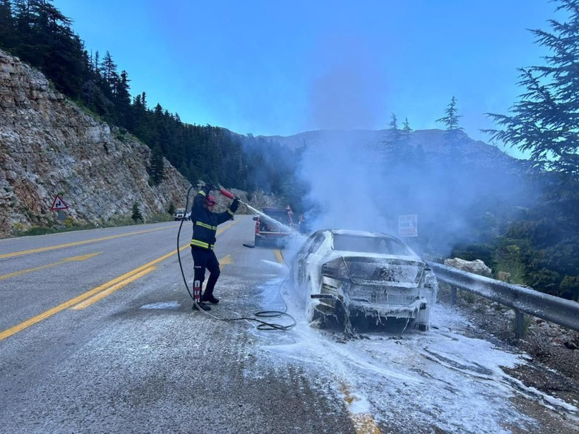 Antalya’da hareket halindeki otomobil alev alev yandı! Hurdaya dönen araç kullanılamaz hale geldi - Resim: 4