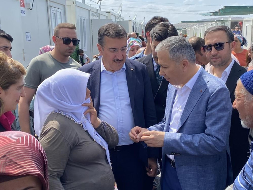 Bakan Yerlikaya Malatya'da depremzedelerle bir araya geldi! Sorunları dinledi, çözüm için talimat verdi... - Resim: 1