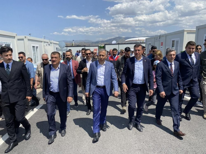 Bakan Yerlikaya Malatya'da depremzedelerle bir araya geldi! Sorunları dinledi, çözüm için talimat verdi... - Resim: 3