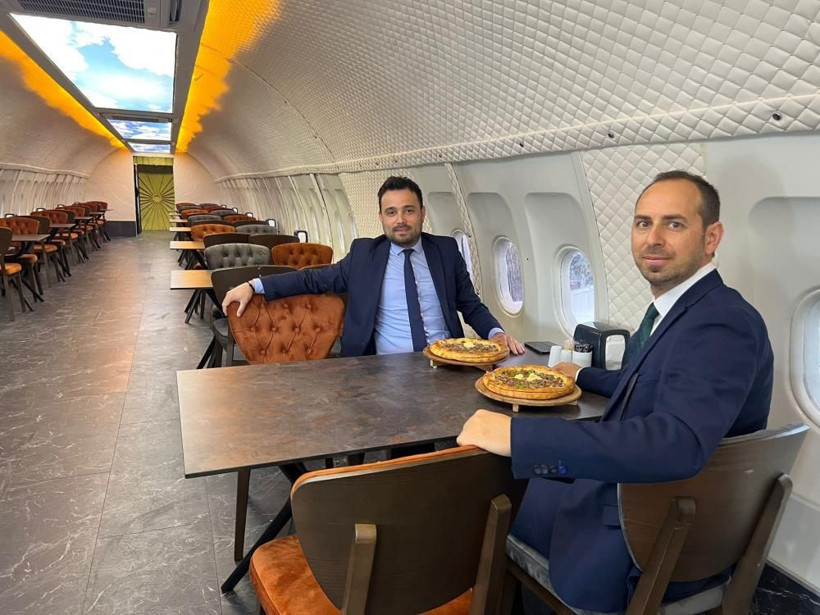 Turistlerden yoğun ilgi: Pistten çıkan uçak pide salonu olarak hizmet vermeye başladı! - Resim: 1