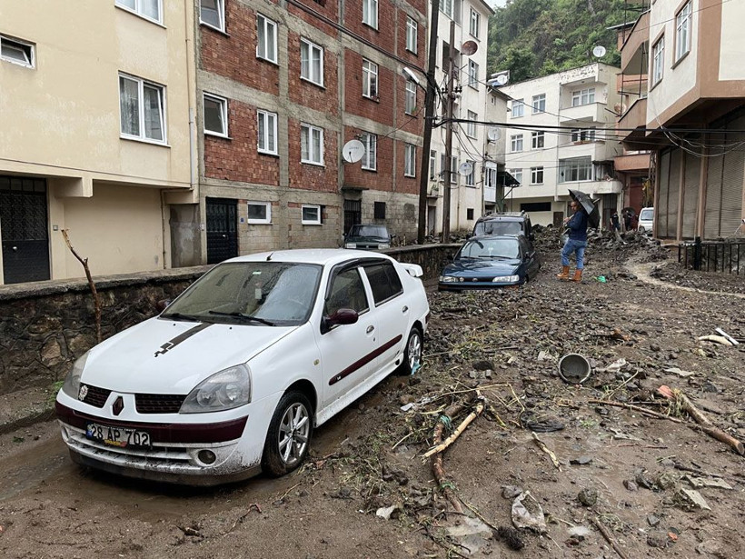 Giresun'da sağanak sonrası böyle oldu! Araçlar çamur altında kaldı durum fena - Resim: 1