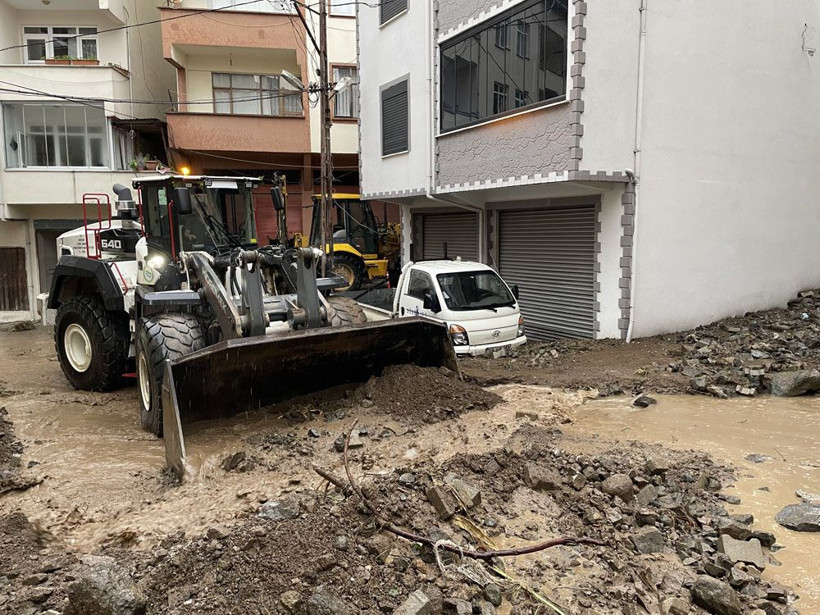 Giresun'da sağanak sonrası böyle oldu! Araçlar çamur altında kaldı durum fena - Resim: 3