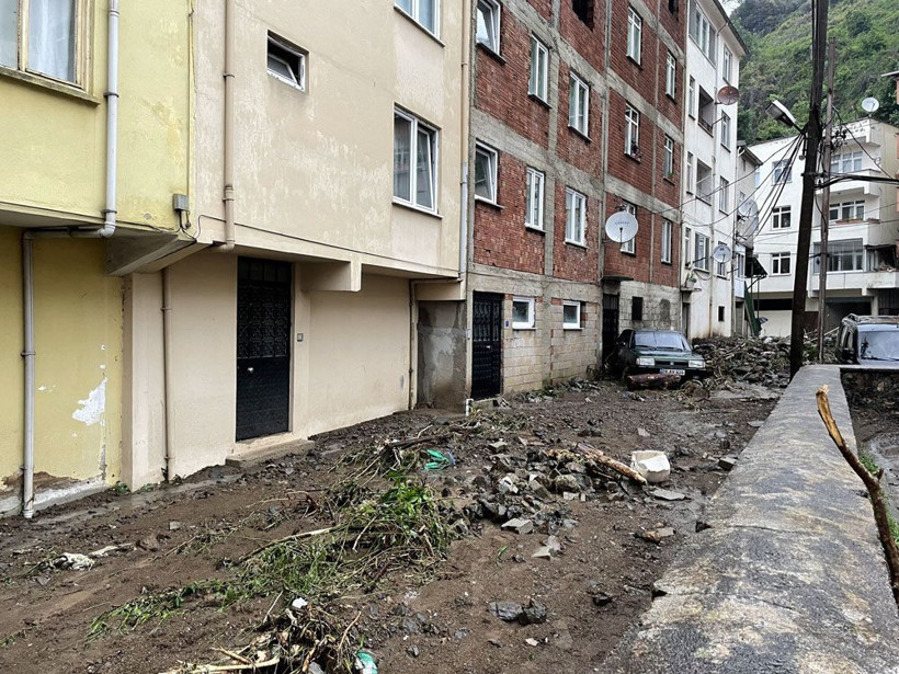Giresun'da sağanak sonrası böyle oldu! Araçlar çamur altında kaldı durum fena - Resim: 4
