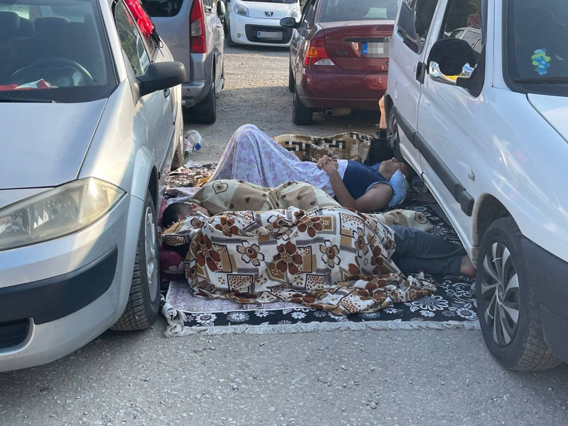 Antalya'da tatilciler araçlarda uyudu, otoparka sofra kurup elbiselerini araç üzerinde kuruttu - Resim: 1
