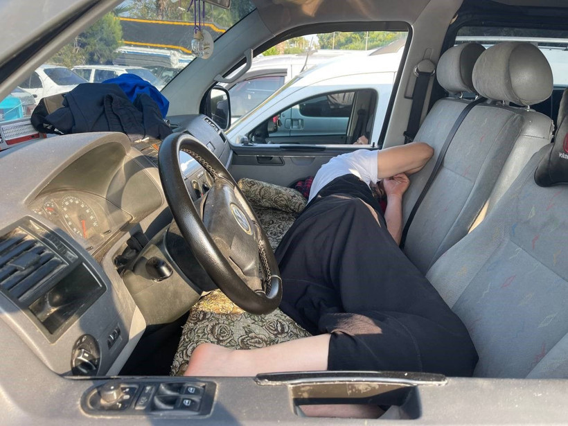 Antalya'da tatilciler araçlarda uyudu, otoparka sofra kurup elbiselerini araç üzerinde kuruttu - Resim: 2