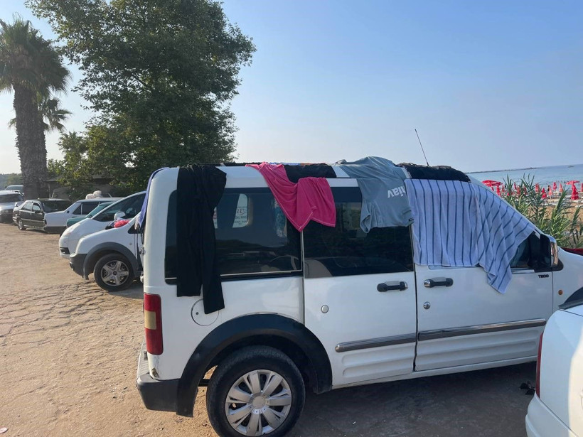 Antalya'da tatilciler araçlarda uyudu, otoparka sofra kurup elbiselerini araç üzerinde kuruttu - Resim: 3
