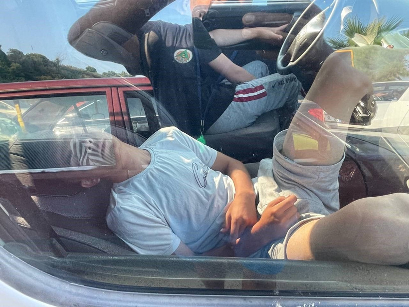 Antalya'da tatilciler araçlarda uyudu, otoparka sofra kurup elbiselerini araç üzerinde kuruttu - Resim: 4