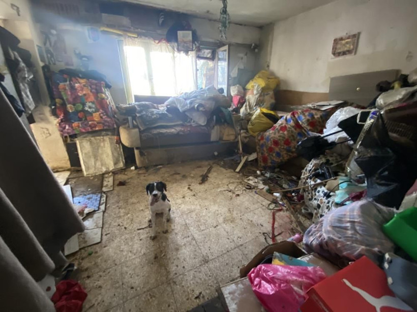 Bir çöp ev vakası daha! Kötü koku mahalleyi isyan ettirdi: Mikrop yuvası evden çıkanlar şoke etti! - Resim: 1