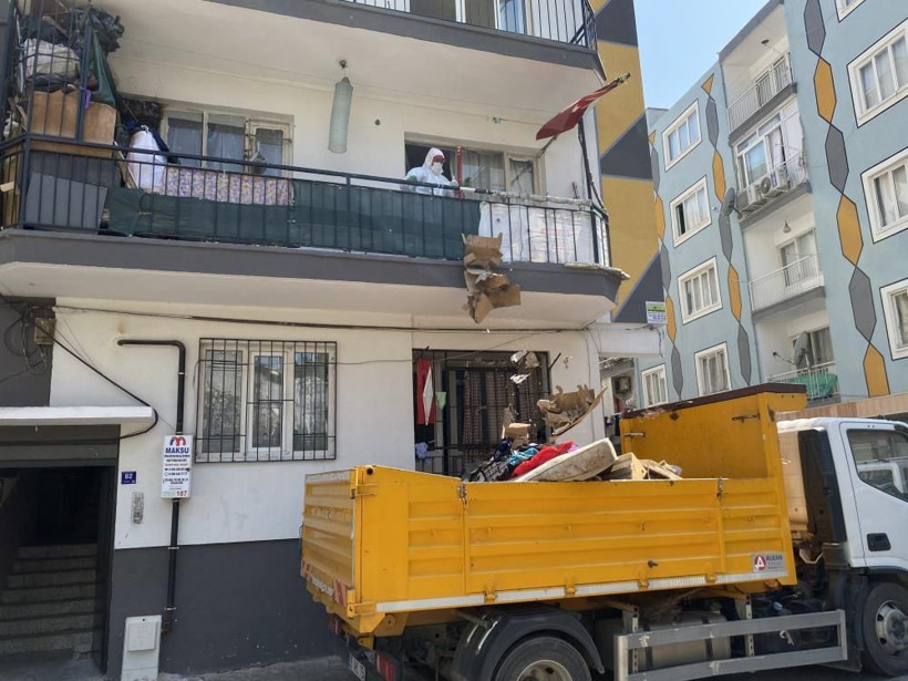 Bir çöp ev vakası daha! Kötü koku mahalleyi isyan ettirdi: Mikrop yuvası evden çıkanlar şoke etti! - Resim: 3