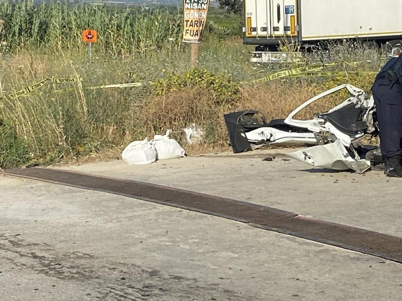 Çanakkale'de korkunç kaza! Otomobilin motoru yerinden fırladı, araçtan çok sayıda uyuşturucu çıktı - Resim: 2