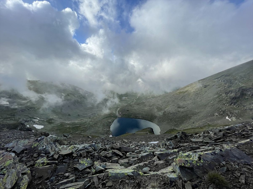Giresun'unun buzul gölleri ilgi çekti temuz ortasında göl kenarlarında hala kar var - Resim: 2