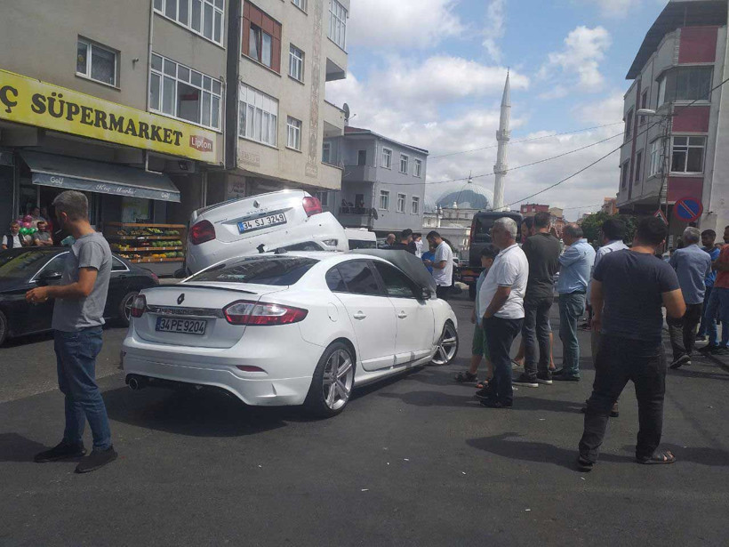 İstanbul'daki kazada otomobil diğerinin üstüne çıktı! - Resim: 3