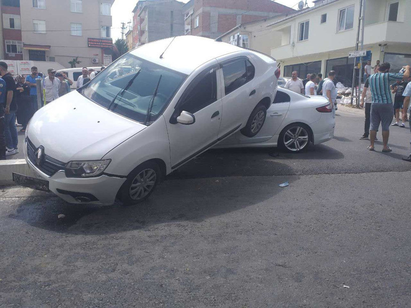 İstanbul'daki kazada otomobil diğerinin üstüne çıktı! - Resim: 4