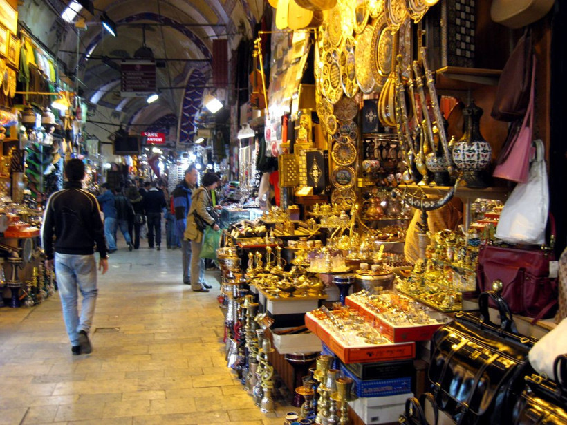 Ekonomik kriz ünlüleri de vurdu! Peruk ve gözlük takıp Kapalıçarşı’dan ‘çakma’ saat, çanta alıyorlar - Resim: 2