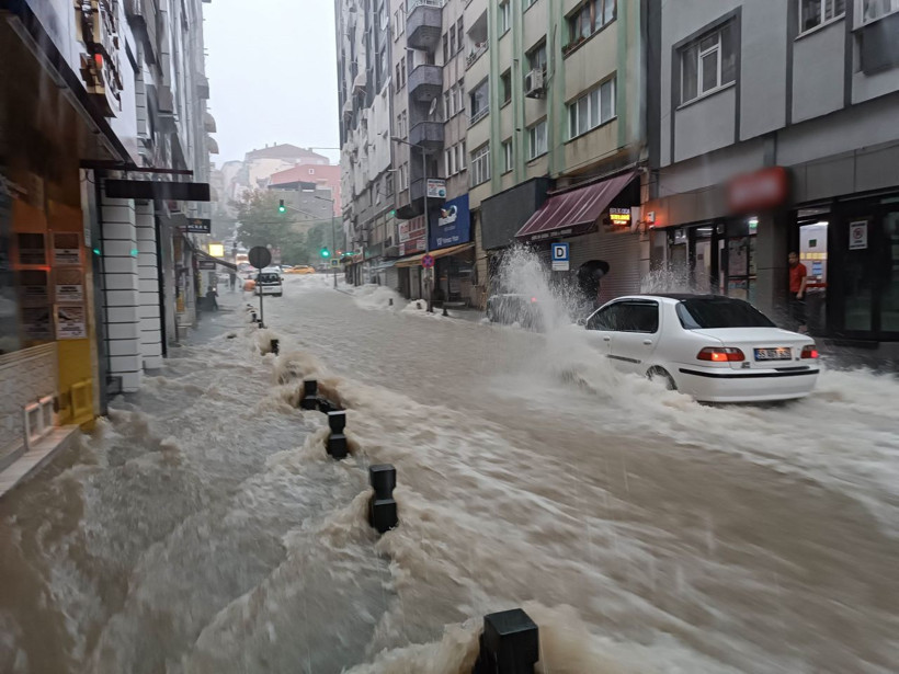 Samsun'u sel vurdu dehşete düşüren manzaralar! Yol çöktü, araçlar mahsur kaldı, evleri su bastı - Resim: 2