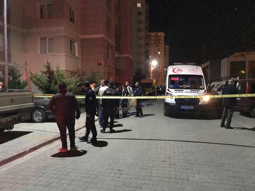 İki genç kız sevgililerine mesaj gönderip 15 katlı binanın çatısından atladı - Resim: 1