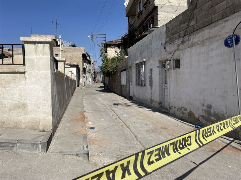 Gaziantep'te dehşet! Eşini öldürdü 3'ü çocuğu 4 kişiyi yaralayıp intihar etti - Resim: 2