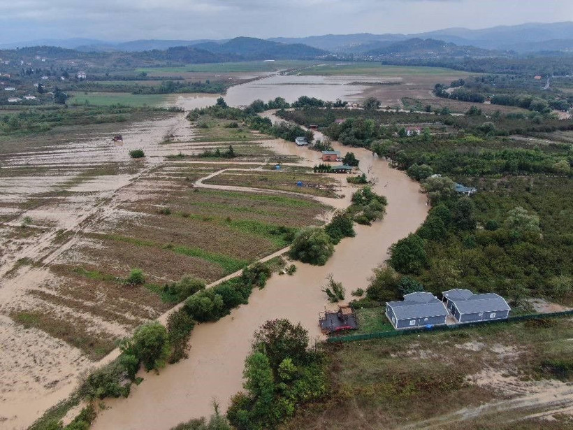 Şile'de dere taştı tarım arazileri ve evler sular altında kaldı! Türkiye genelinde sağanak hayatı olumsuz etkiledi - Resim: 2