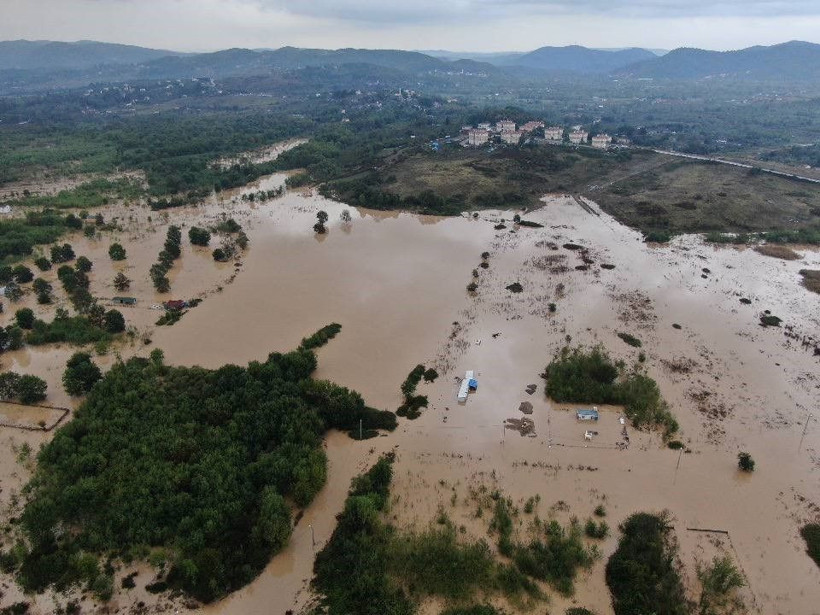 Şile'de dere taştı tarım arazileri ve evler sular altında kaldı! Türkiye genelinde sağanak hayatı olumsuz etkiledi - Resim: 1
