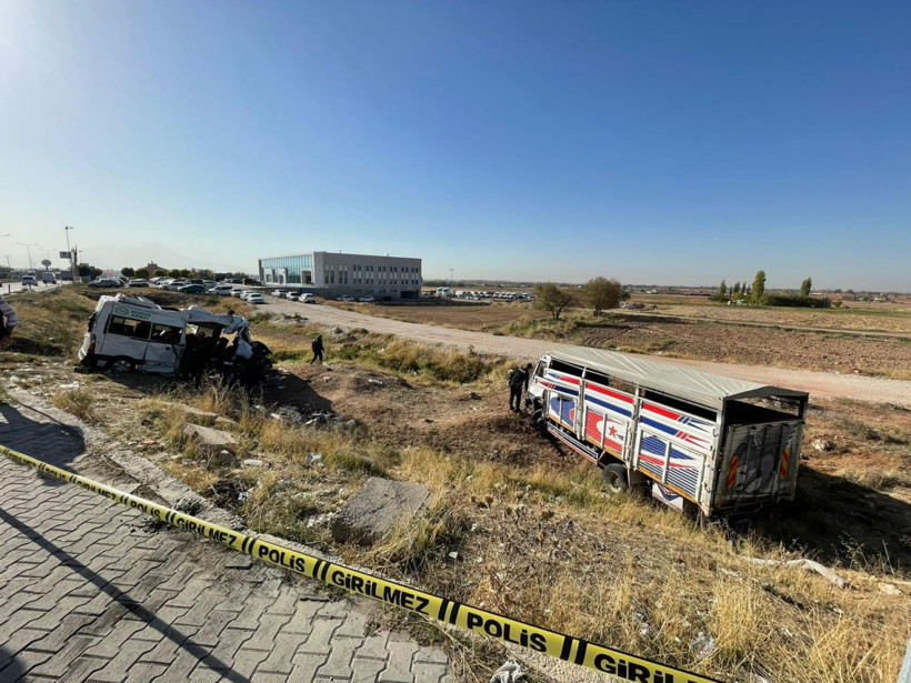 Aksaray'da feci kaza! İşçi servisi ile kamyonet çarpıştı: Ölü ve yaralılar var - Resim: 4