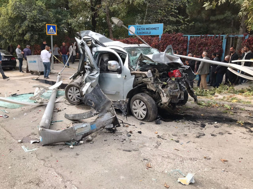 Freni patlayınca 2 aracı biçip parka daldı! Elazığ'da öğrencileri taşıyan midibüs ortalığı savaş alanına çevirdi - Resim: 3
