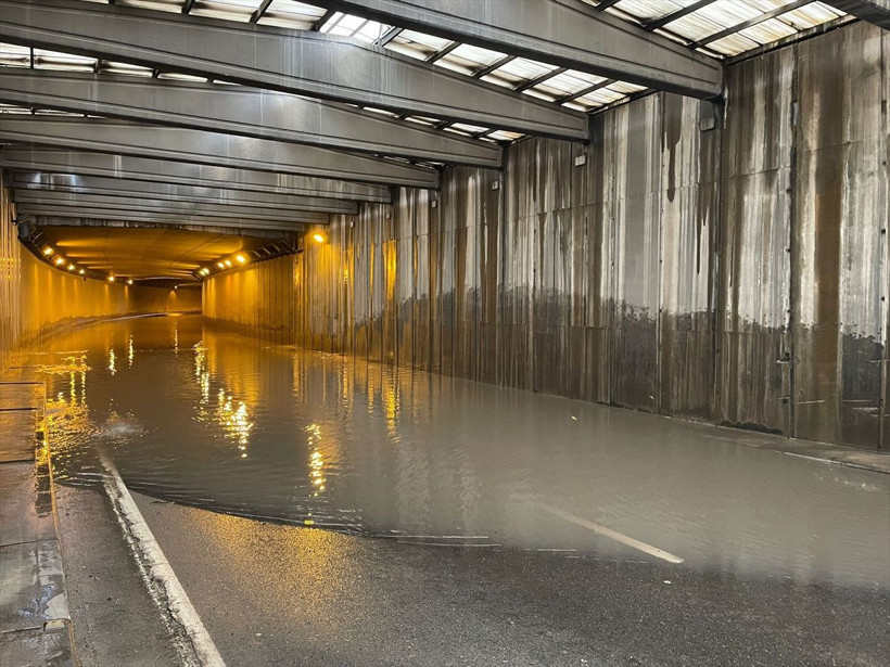 İzmir sağanak yağış ve fırtına sonrası bu hale geldi! Araçlar suyun içinde kaldı - Resim: 2
