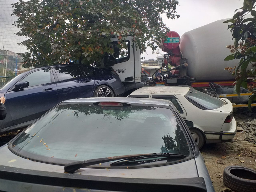 Üsküdar'da ortalık savaş alanına döndü: Beton mikseri 7 araca zarar verdi - Resim: 3