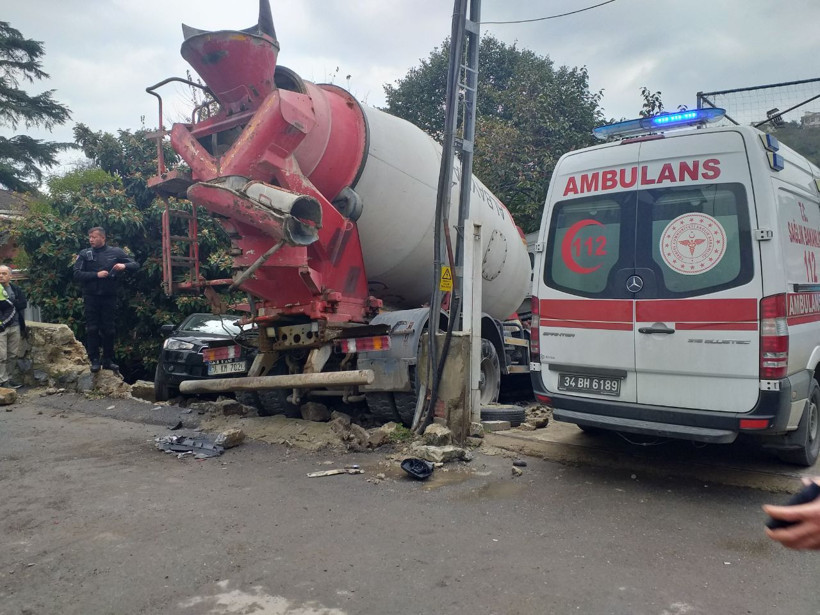 Üsküdar'da ortalık savaş alanına döndü: Beton mikseri 7 araca zarar verdi - Resim: 4