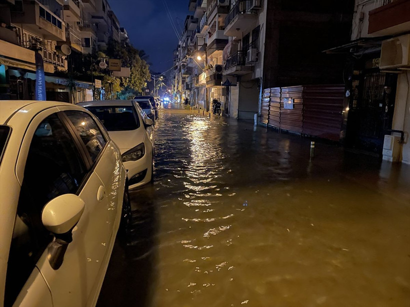 İzmir'de deniz taştı, cadde ve arka sokaklar su altında kaldı gün ağardı hasar ortaya çıktı - Resim: 3