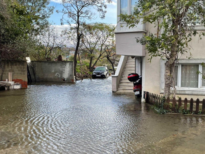 İstanbul'da Küçükçekmece Gölü yükseldi, evler su içinde kaldı! - Resim: 2