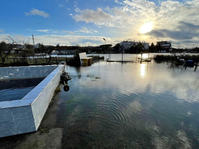 İstanbul'da Küçükçekmece Gölü yükseldi, evler su içinde kaldı! - Resim: 3