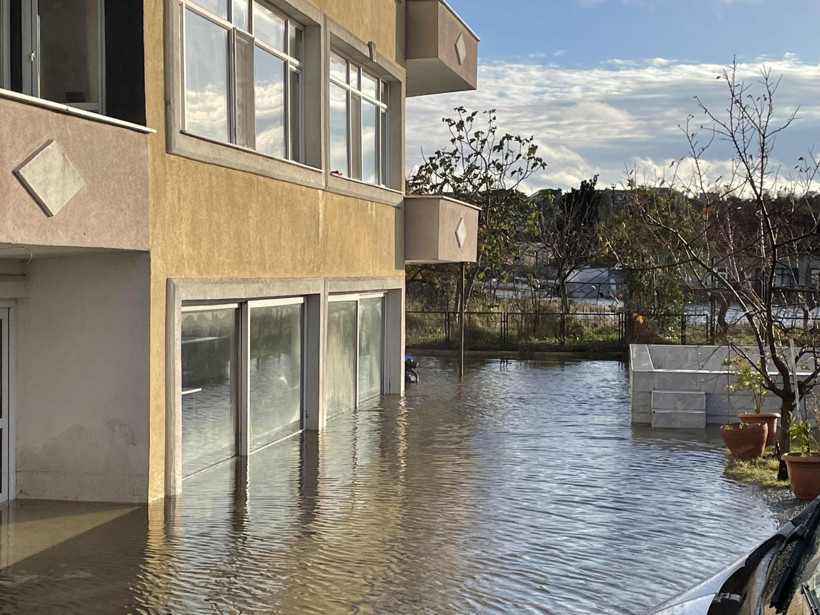 İstanbul'da Küçükçekmece Gölü yükseldi, evler su içinde kaldı! - Resim: 1