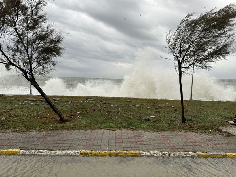Valilik İstanbul'da fırtınanın bilançosunu açıkladı: 1 ölü, 4 yaralı! En çok yağış hangi ilçeye düştü? - Resim: 4
