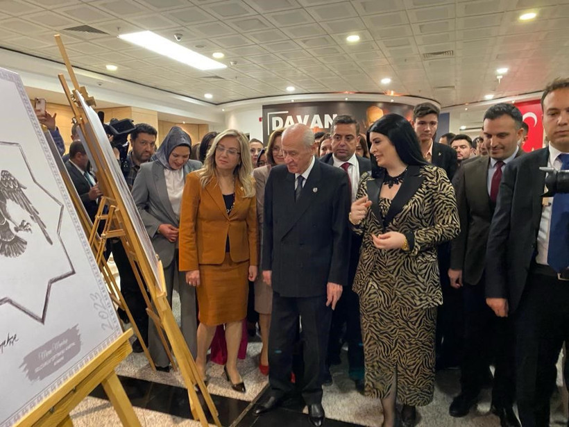 MHP lideri Bahçeli, “Yeni Yüzyılın Kara Kalem Sergisi”ne katıldı - Resim: 1