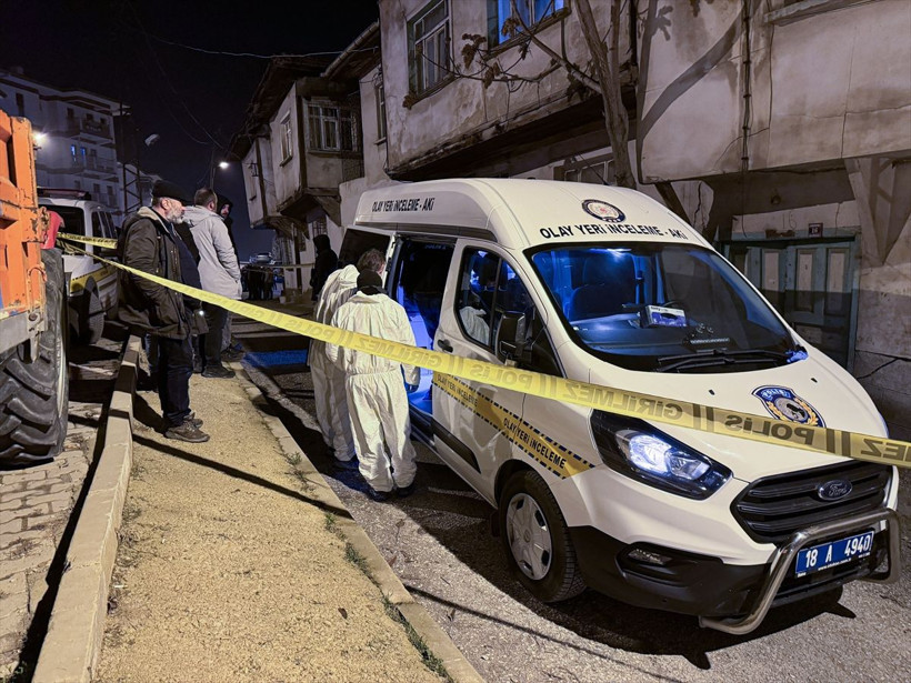 Babasını öldürdü, cesedini baltayla parçalayıp sobada yaktı! Ceset kalıntıları sobadan çıkarıldı - Resim: 3