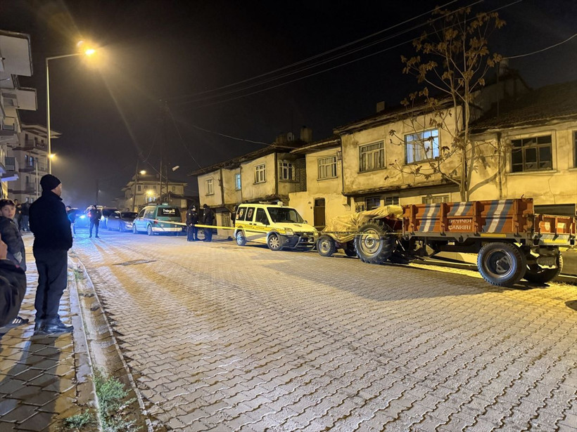 Babasını öldürdü, cesedini baltayla parçalayıp sobada yaktı! Ceset kalıntıları sobadan çıkarıldı - Resim: 4