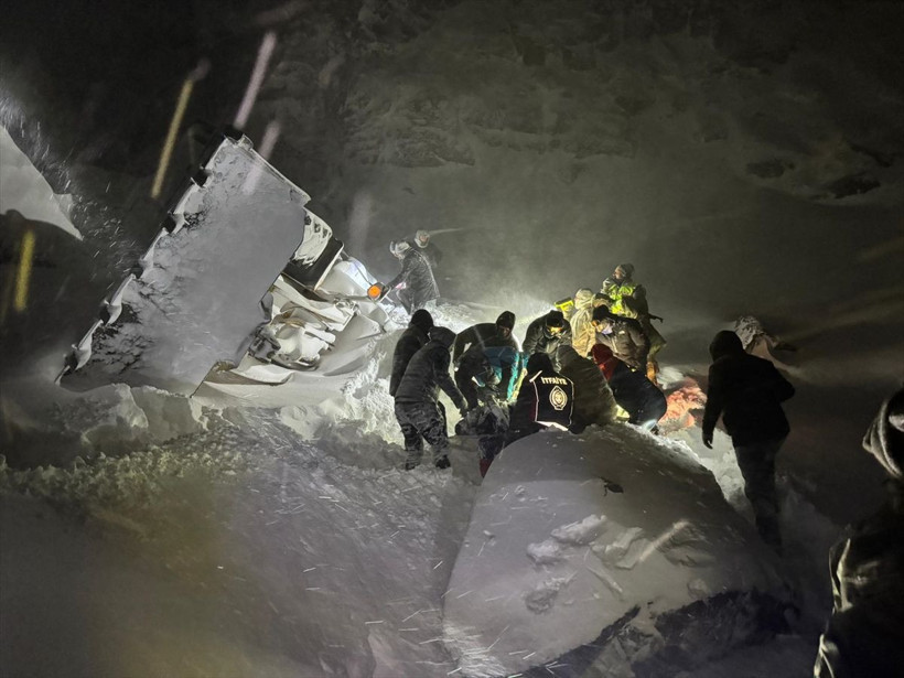 Kar yağdı 15 şehirde okullar tatil edildi! Karda yol açma çalışması yapan kepçe uçuruma yuvarlandı 2 ölü 2 kayıp... - Resim: 2