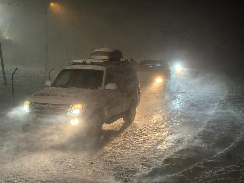 Kar yağdı 15 şehirde okullar tatil edildi! Karda yol açma çalışması yapan kepçe uçuruma yuvarlandı 2 ölü 2 kayıp... - Resim: 4